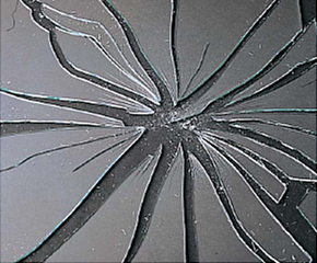 普通の板ガラスの破損状況
